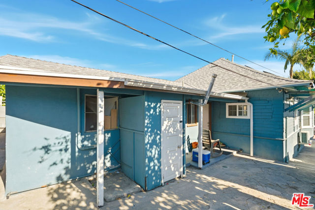 547 N St Louis Street, Los Angeles CA: https://media.crmls.org/mediaz/baa327e2-6ea4-4d85-a4a5-79462ca1c074.jpg