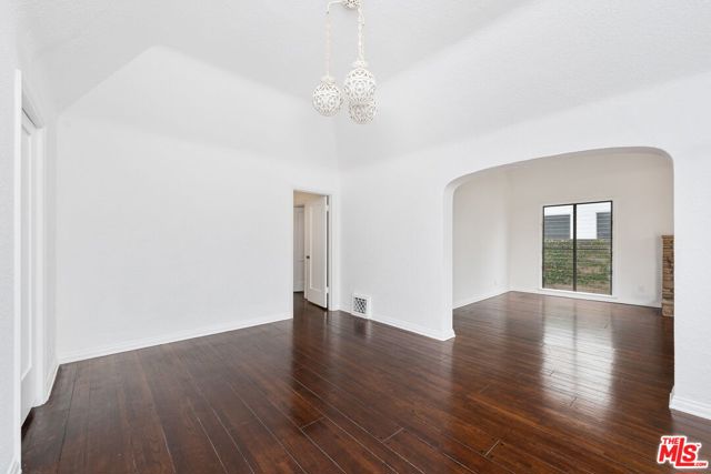 330 N La Jolla Avenue, Los Angeles CA: https://media.crmls.org/mediaz/baa35344-4841-4415-8a2a-1adc41d21744.jpg