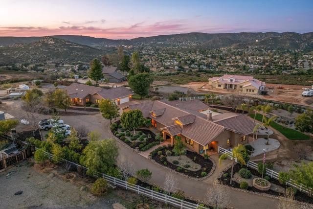 15636 Sage Hill Drive, Ramona CA: https://media.crmls.org/mediaz/baa59d8d-136c-4db9-8fd5-1ec8649eef76.jpg