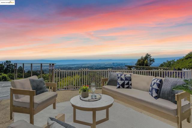 25 Holyrood Manor, Oakland CA: https://media.crmls.org/mediaz/baa5b230-aef7-4d36-9a64-62eac559e12d.jpg