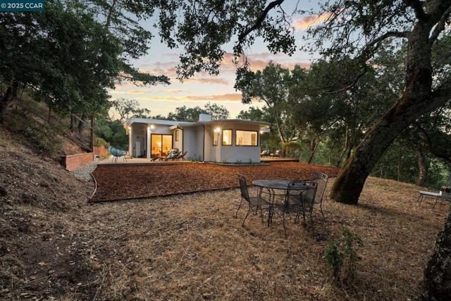233 Melody Ln, Orinda CA: https://media.crmls.org/mediaz/baa68888-80cc-4b73-9c33-2988491aa4e3.jpg