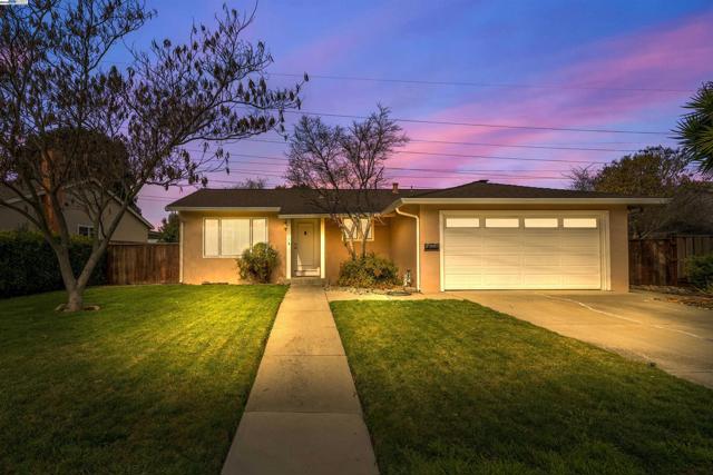 2935 Pine Valley Rd, San Ramon CA: https://media.crmls.org/mediaz/baa7379f-836b-463e-b282-5808d88737df.jpg