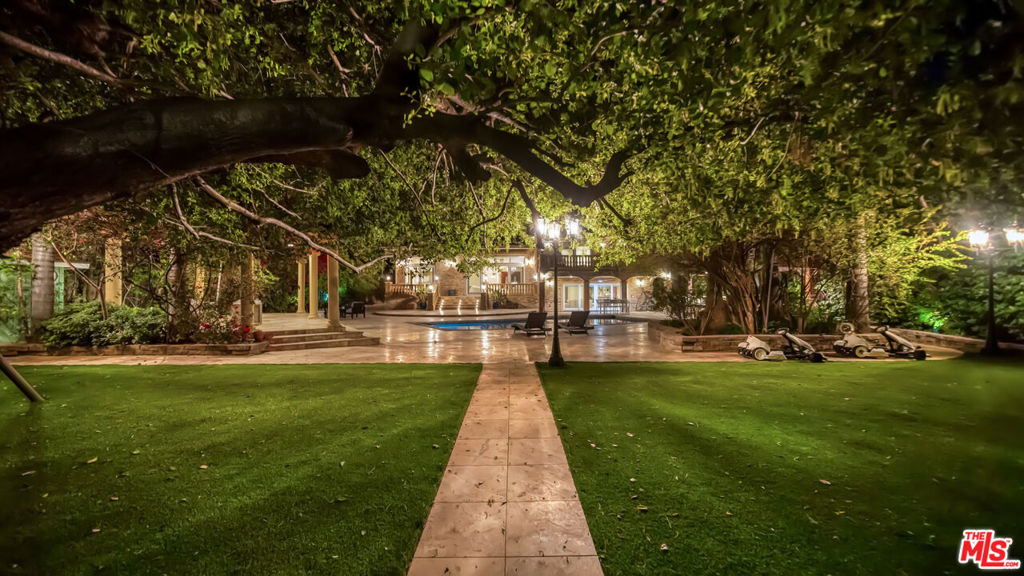 https://media.crmls.org/mediaz/baa742e6-af8a-4ca9-b1b2-5b07d684f052.jpg?preset=X-Large