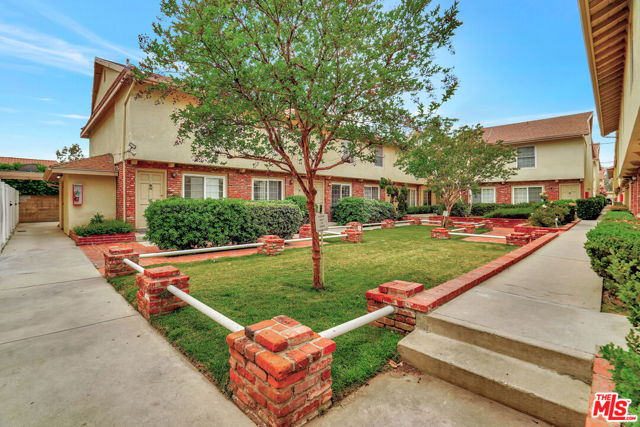 10065 De Soto Avenue, Chatsworth CA: https://media.crmls.org/mediaz/baa9be4b-2351-4062-acaa-5b7b732096a1.jpg