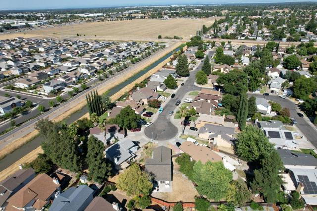 1190 Rio Norte Way, Sacramento CA: https://media.crmls.org/mediaz/baa9d045-d9c1-4359-abc3-3f4afdb3ef96.jpg