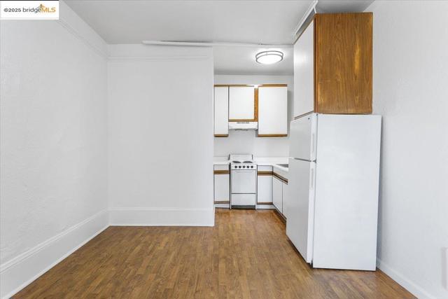 498 25th Street, Oakland CA: https://media.crmls.org/mediaz/baaa31c7-3390-476b-989a-3eeace57b510.jpg