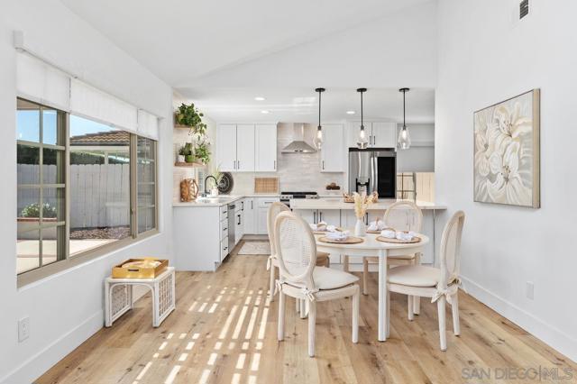 12687 Senda Acantilada, San Diego CA: https://media.crmls.org/mediaz/baaa63d6-d4a0-4d1c-b1b2-31105a948960.jpg