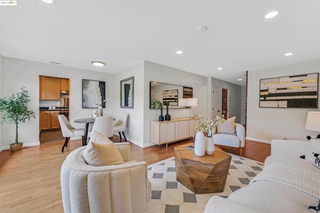 32212 Deborah Dr, Union City CA: https://media.crmls.org/mediaz/baaab1c5-753c-4187-92ec-ef584adca457.jpg