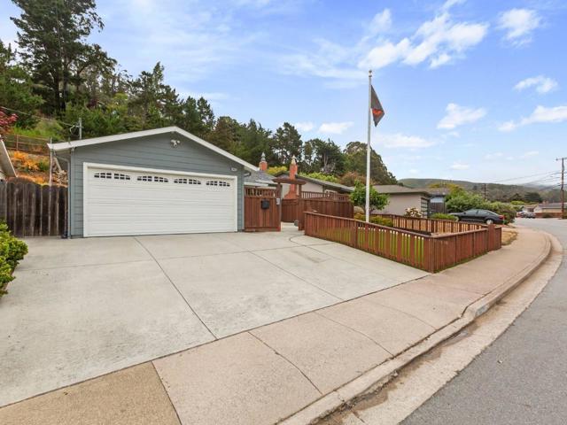 1415 LInda Mar Boulevard, Pacifica CA: https://media.crmls.org/mediaz/baaae0d0-7750-4fe1-9b8f-f9e387528f3c.jpg