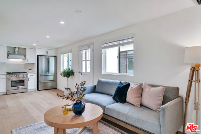 7832 Croydon Avenue, Los Angeles CA: https://media.crmls.org/mediaz/baab013e-eaf4-4bb9-8149-c0608c7f6745.jpg