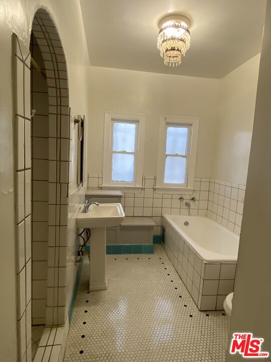 1123 S Citrus Avenue, Los Angeles CA: https://media.crmls.org/mediaz/baab116c-e79b-4acf-bae9-ca7051db639a.jpg