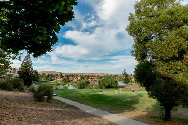 4009 W Lakeshore Drive, San Ramon CA: https://media.crmls.org/mediaz/baab7408-534c-46cf-b8a7-151c452966f4.jpg