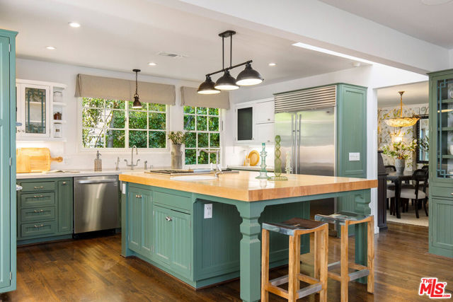 10155 Valley Spring Lane, Toluca Lake CA: https://media.crmls.org/mediaz/baab8499-5bee-42f7-9662-39f572a13047.jpg