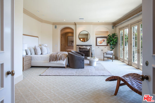 1154 Summit Drive, Beverly Hills CA: https://media.crmls.org/mediaz/baab8645-a41c-4b93-a4b2-df060fe8c856.jpg