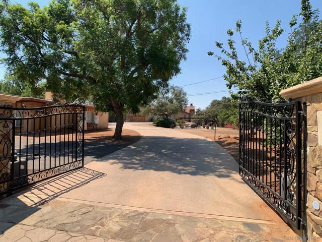 1445 Terracita Ln, Alpine CA: https://media.crmls.org/mediaz/baac35a5-190f-43ee-91f7-5968ac19e07d.jpg
