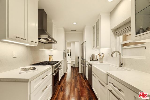 324 15th Street, Santa Monica CA: https://media.crmls.org/mediaz/baadbe10-bbbe-4a52-9486-930bc1c6dd9e.jpg
