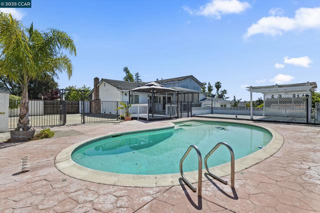 245 Parkview Ter, Vallejo CA: https://media.crmls.org/mediaz/baae2232-2f4d-4cfc-b1ca-74295b91a931.jpg