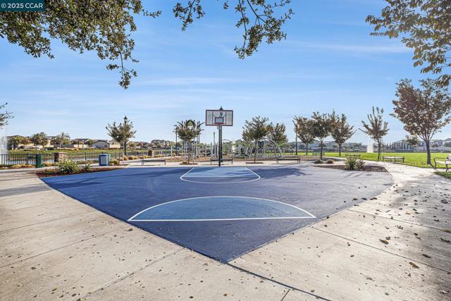 208 Littleton St, Oakley CA: https://media.crmls.org/mediaz/baae4140-02cf-4edb-8c10-42e3cd6778f7.jpg