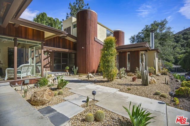 13044 Sky Valley Road, Los Angeles CA: https://media.crmls.org/mediaz/baaec2a0-ff83-4a84-a95a-580e3ec2ab80.jpg
