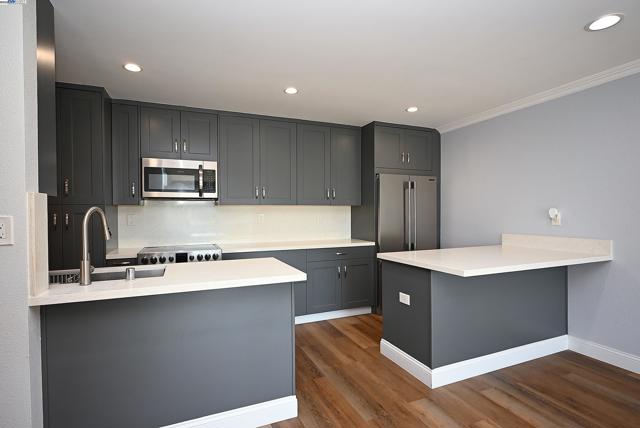 950 Shorepoint Ct, Alameda CA: https://media.crmls.org/mediaz/baaec30e-6626-47dc-8584-0233eb45ae4e.jpg