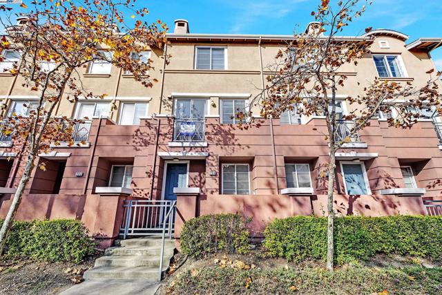 710 City Walk Pl, Hayward CA: https://media.crmls.org/mediaz/baaf4bc0-e2d2-425e-bce4-544bf7bbcb49.jpg