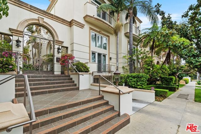 11974 Mayfield Avenue, Los Angeles CA: https://media.crmls.org/mediaz/bab048d7-1d22-436e-bc00-757d27c1bdfa.jpg