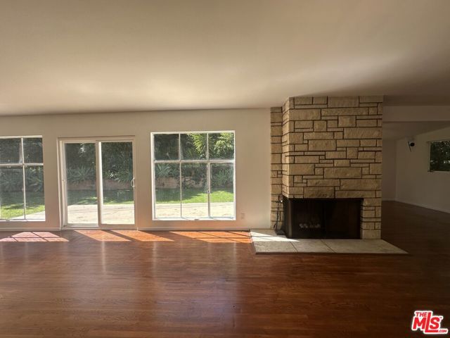 1555 San Ysidro Drive, Beverly Hills CA: https://media.crmls.org/mediaz/bab0630b-cc1a-4078-8564-b34284ace331.jpg