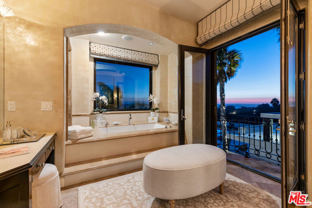 30532 MORNING VIEW Drive, Malibu CA: https://media.crmls.org/mediaz/bab16a13-9e72-4b40-b63e-ccc96fe41660.jpg