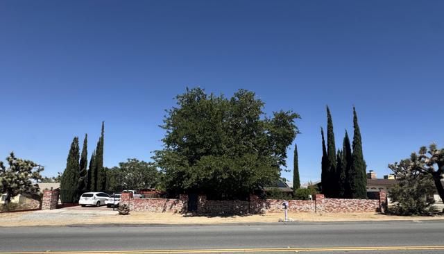 7585 Joshua Lane, Yucca Valley CA: https://media.crmls.org/mediaz/bab21fb0-03d4-407a-813d-fb332be85e3f.jpg