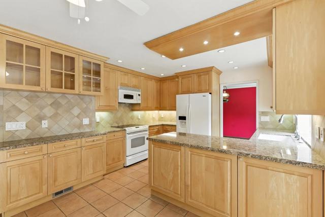 1675 Escalante Way, Burlingame CA: https://media.crmls.org/mediaz/bab273a7-adb0-4a3f-bee0-b89c307c3148.jpg