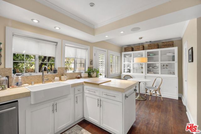 749 N Crescent Heights Boulevard, Los Angeles CA: https://media.crmls.org/mediaz/bab3cf28-e7a2-4f6d-ab03-8c19ebe72bbe.jpg