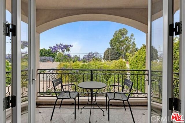 10517 Blythe Avenue, Los Angeles CA: https://media.crmls.org/mediaz/bab3fcbf-a4ce-434c-9919-d0d436b4c26c.jpg