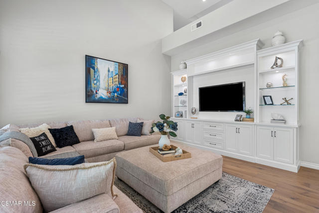 48 Golden Glen Drive, Simi Valley CA: https://media.crmls.org/mediaz/bab5100d-ee71-4920-8b8c-a8d2f778bbed.jpg