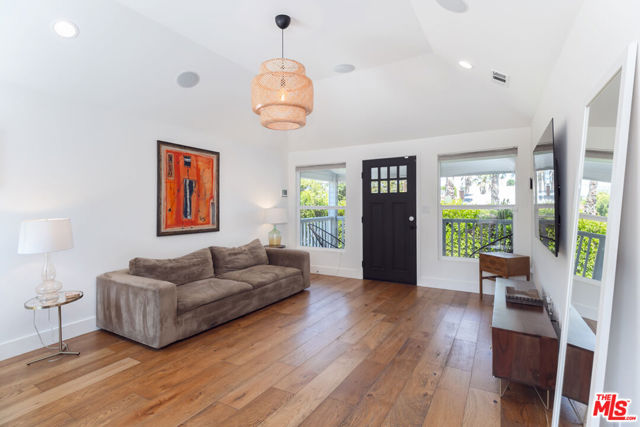5433 Tampa Avenue, Tarzana CA: https://media.crmls.org/mediaz/bab59190-d8f9-462d-ab32-33576c424344.jpg