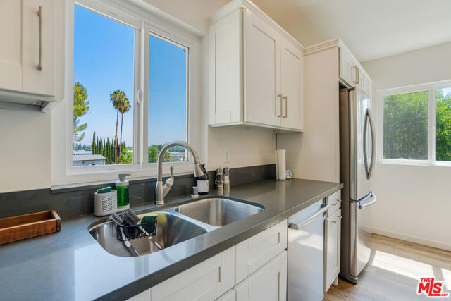 5343 TENDILLA Avenue, Woodland Hills CA: https://media.crmls.org/mediaz/bab5dd89-e4b8-4fc1-9d92-b42bfc7fc622.jpg