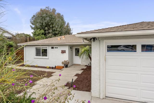 310 Bluff Wy, Oceanside CA: https://media.crmls.org/mediaz/bab67e51-9239-49b7-a794-5f25318d7f94.jpg