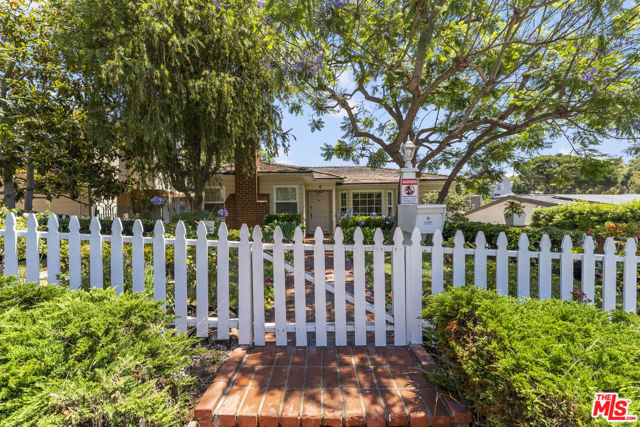 3230 Kelton Avenue, Los Angeles CA: https://media.crmls.org/mediaz/bab6a664-ad2a-4436-b5ae-0224eeb882e2.jpg