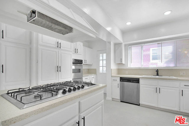 4090 Creed Avenue, Los Angeles CA: https://media.crmls.org/mediaz/bab700da-522d-4001-9f78-480bf389a394.jpg