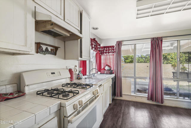 887 Erringer Road, Simi Valley CA: https://media.crmls.org/mediaz/bab701a1-fee0-4d90-8f5d-f7411bf84a16.jpg