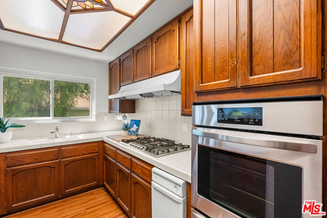 10654 Eastborne Avenue, Los Angeles CA: https://media.crmls.org/mediaz/bab7bf0b-7315-4689-95a4-80918cb70c12.jpg