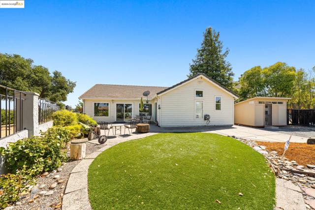 5213 Walker Ct, Antioch CA: https://media.crmls.org/mediaz/bab884dc-37ec-4d23-9807-a47dcf40dacf.jpg