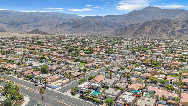 53945 Eisenhower Drive, La Quinta CA: https://media.crmls.org/mediaz/bab8a1ef-f466-4678-b658-0e8dbc02c489.jpg