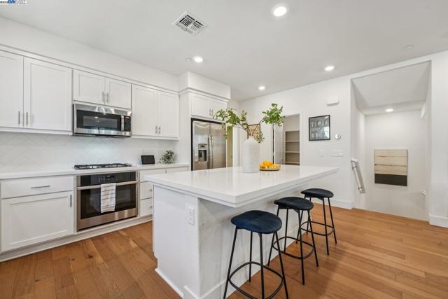 5860 Midnight Place, Dublin CA: https://media.crmls.org/mediaz/bab8e404-a806-474c-b7a6-aae9c2964f01.jpg
