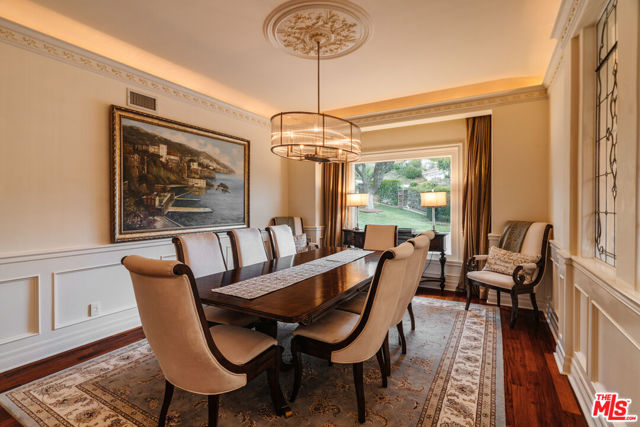 3819 Vista Linda Drive, Encino CA: https://media.crmls.org/mediaz/babb13c8-7d30-425f-829b-ada8487f2cc5.jpg