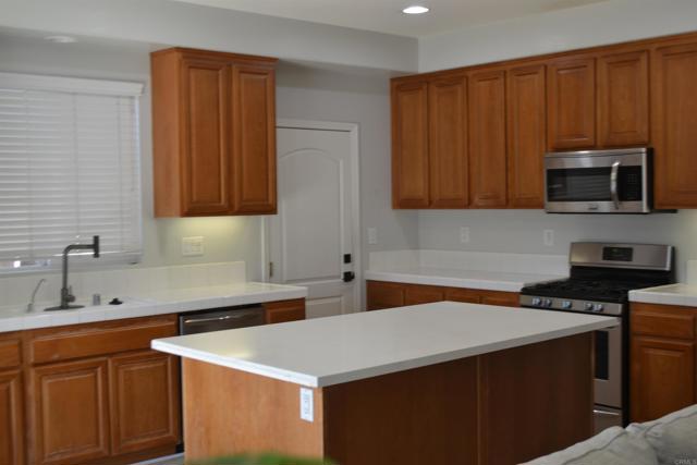 34592 Wintersweet Lane, Winchester CA: https://media.crmls.org/mediaz/babcd281-4185-41cd-b835-4c3cf663c971.jpg