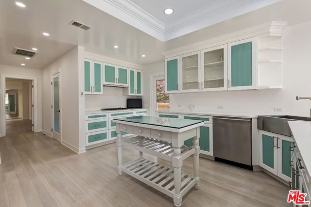 401 Alma Real Drive, Pacific Palisades CA: https://media.crmls.org/mediaz/babd27d6-dc2c-4133-a9af-455d20922663.jpg