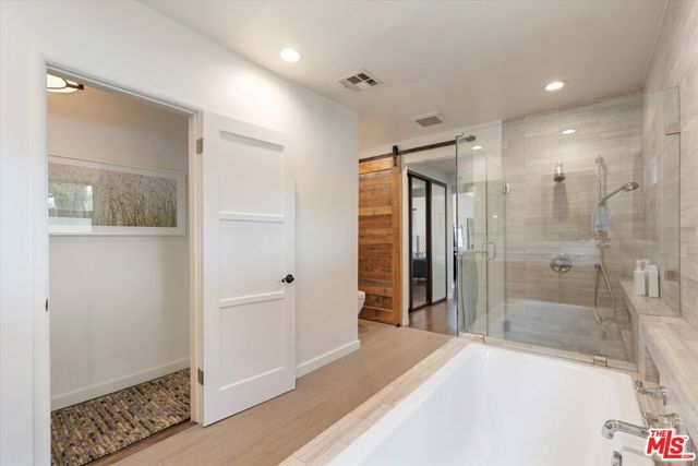 816 Hyperion Avenue, Los Angeles CA: https://media.crmls.org/mediaz/babec9ce-beeb-43e5-96dc-9b481a6e5ec3.jpg
