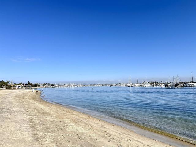 370 Rosecrans St, San Diego CA: https://media.crmls.org/mediaz/babefda8-4f90-45a9-90e5-1de27f6f9294.jpg