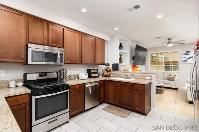 1622 Puffin Pl, Chula Vista CA: https://media.crmls.org/mediaz/babf7653-eccc-40b7-ac6a-917615e2781f.jpg