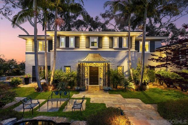 2205 Locust St, San Diego CA: https://media.crmls.org/mediaz/bac047ae-9480-4eff-9da1-10b164824a77.jpg